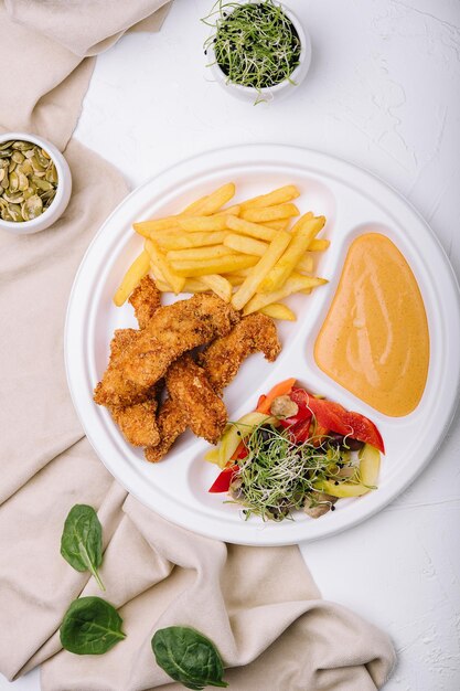 Nuggets de frango com batatas fritas e molho de mostarda