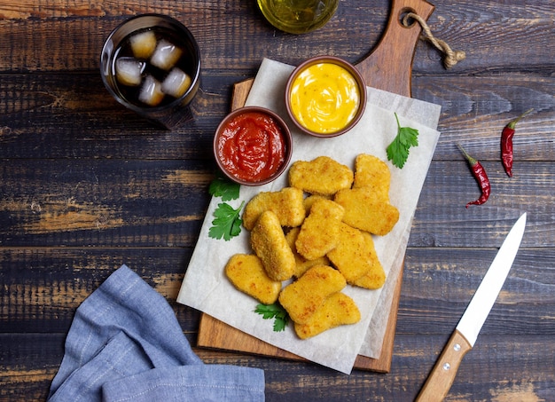 Foto nuggets de frango com dois molhos. comida rápida. comida americana.