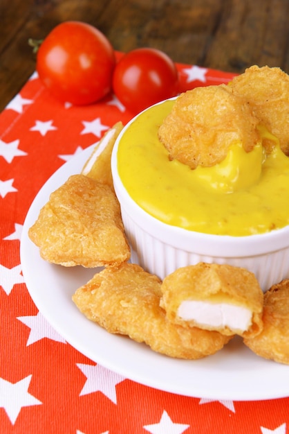 Nuggets de frango com molho na mesa closeup