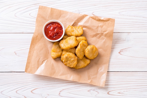 Nuggets de frango com molho