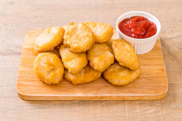 Nuggets de frango com molho