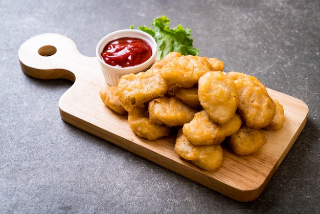 Nuggets de frango com molho