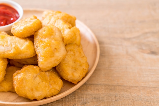 Nuggets de frango com molho