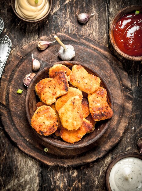 Nuggets de frango com vários molhos.