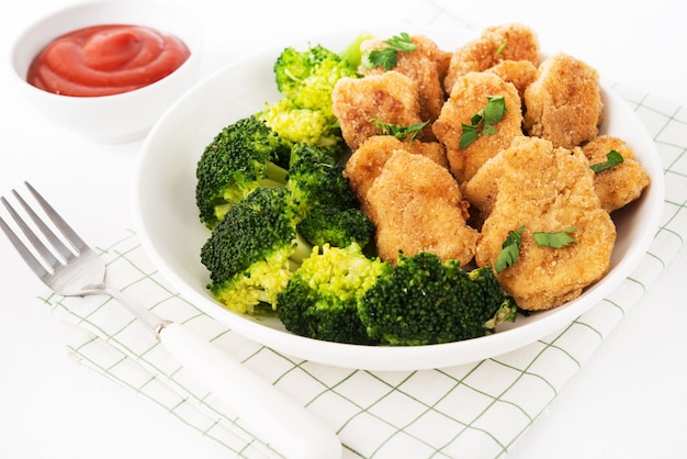 Nuggets de frango com vegetais e brócolis