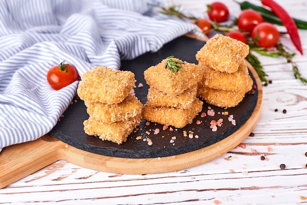 Nuggets de frango crocantes fritos