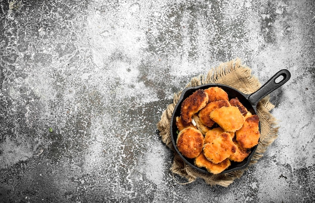 Nuggets de frango em uma frigideira.