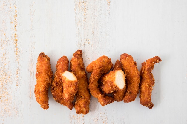 Nuggets de frango fresco crocante colocados em linha