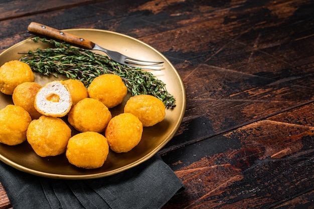 Nuggets de frango frito e crocante com fundo de madeira de queijo Vista superior Espaço para cópia