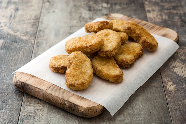 Nuggets de frango frito na mesa de madeira