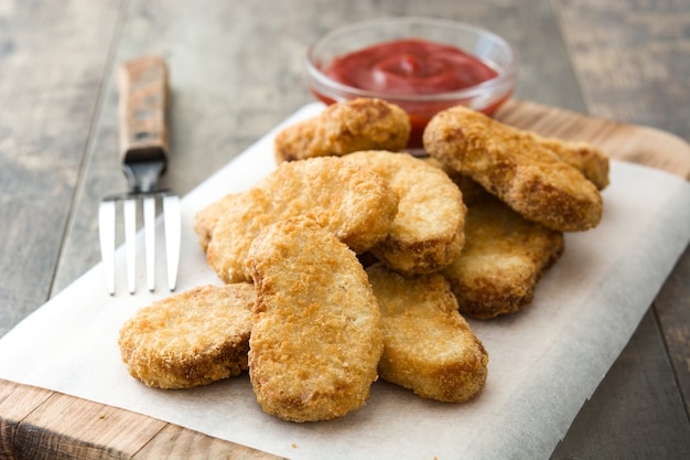 Nuggets de frango frito na mesa de madeira