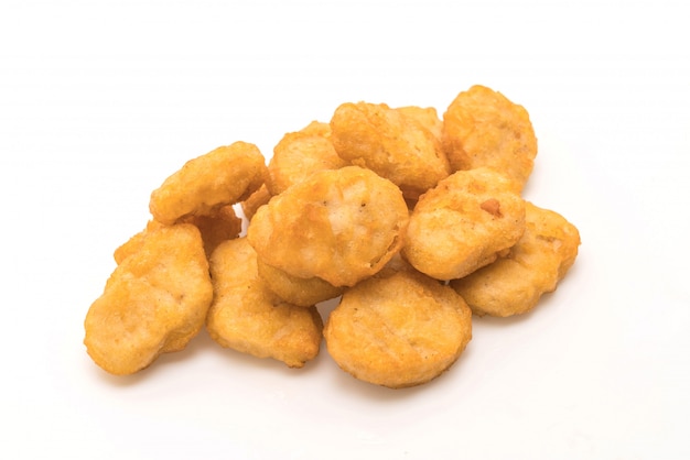 Nuggets de frango no fundo branco