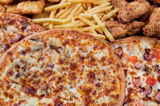 Nuggets de frango, pernas, pizzas e batatas fritas