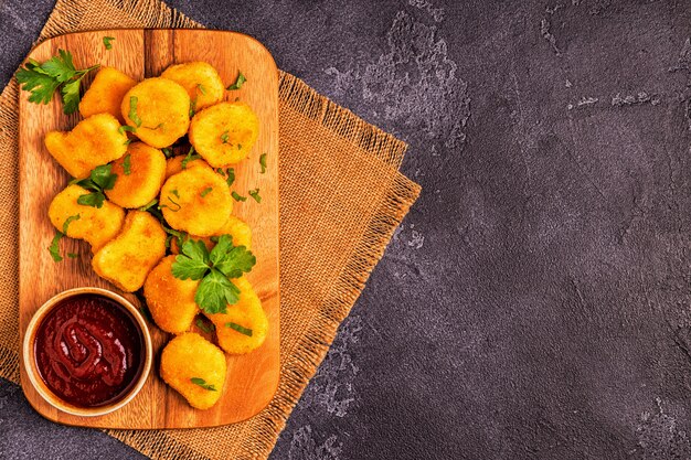 Nuggets de peito de frango com molhos