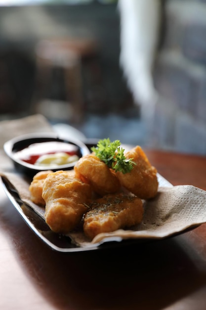 Nuggets em estilo vintage de fundo de madeira, aperitivo