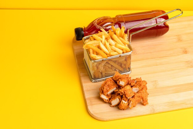 Nuggets mit Kartoffeln und Fruchtsaft gelben Hintergrund Seitenansicht