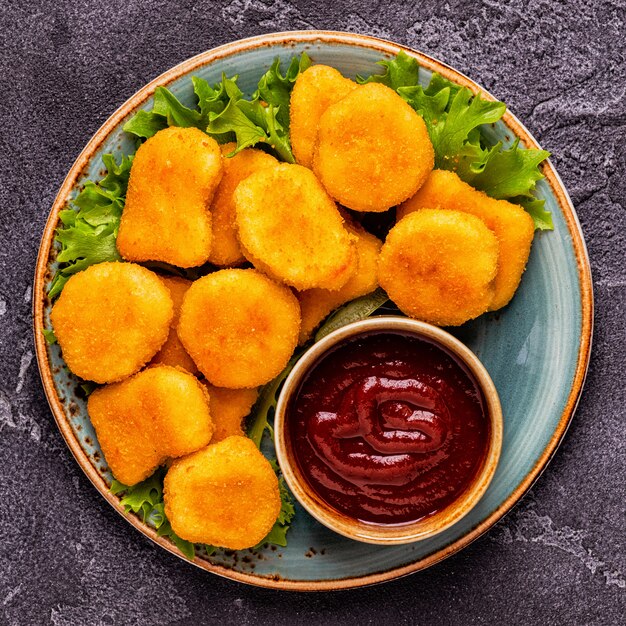 Nuggets de pechuga de pollo con salsas