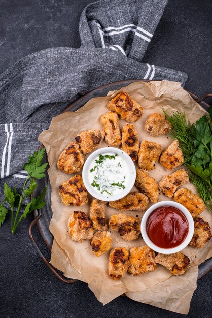 Nuggets de pollo al horno con salsas