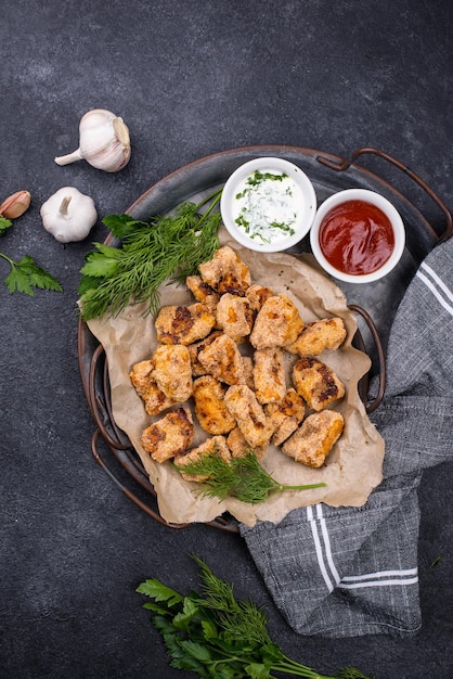 Nuggets de pollo al horno con salsas