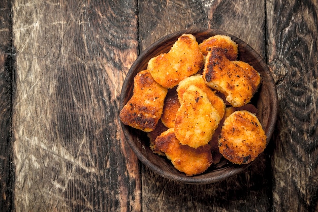 Nuggets de pollo en un bol.