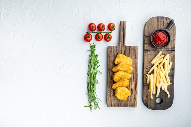 Nuggets de pollo caseros fritos en mesa blanca, endecha plana.