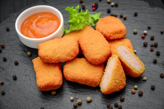 Nuggets de pollo de comida rápida con salsa de tomate