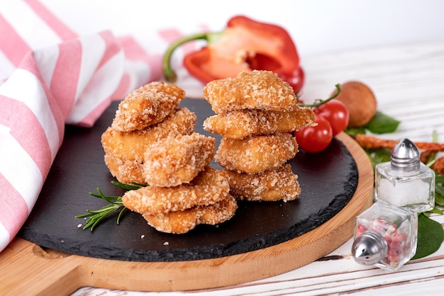 Nuggets de pollo crujientes fritos