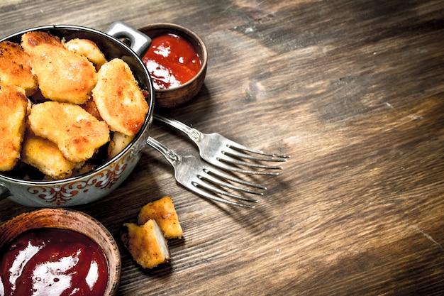 Nuggets de pollo fresco con salsa y especias.