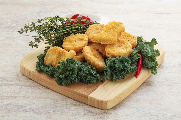 Nuggets de pollo frito crujiente con salsa de tomate