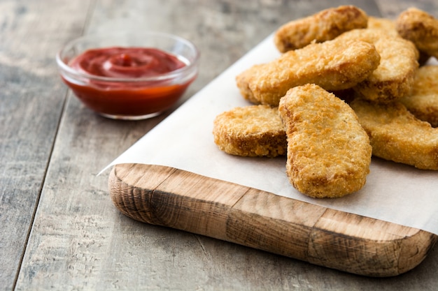 Nuggets de pollo frito en mesa de madera