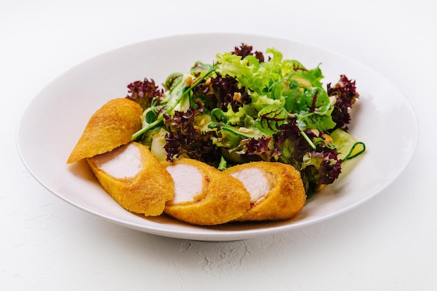 Nuggets de pollo en un plato en blanco