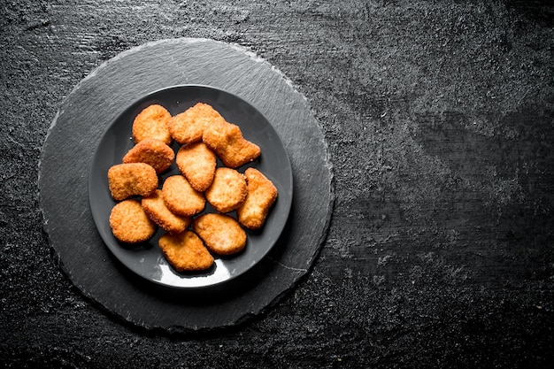 Nuggets de pollo en el plato