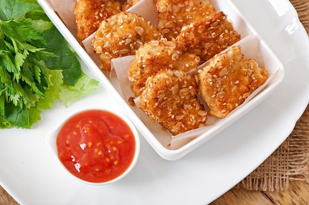 Nuggets de pollo recubiertos de cereales, migas y sésamo