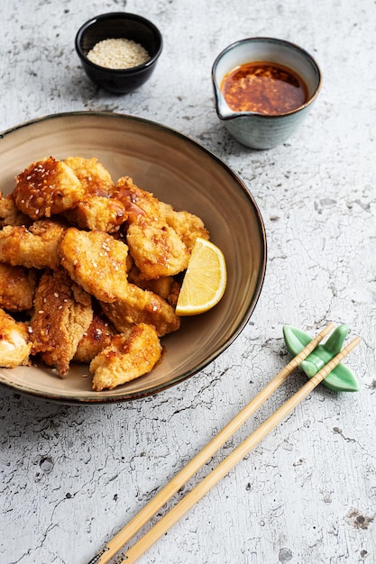 nuggets de pollo en salsa picante al estilo asiático