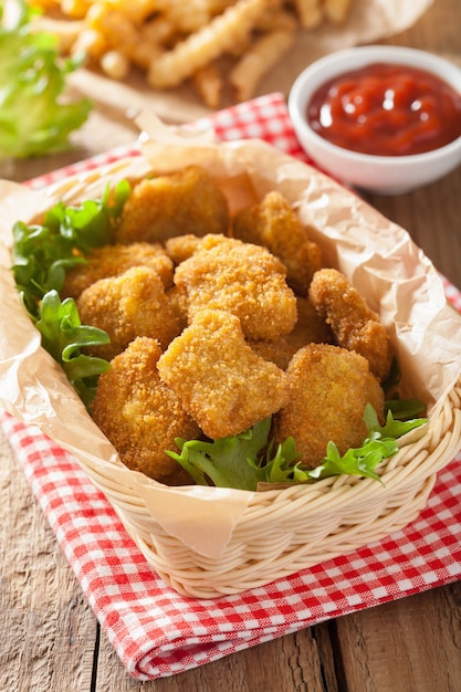 Nuggets de pollo con salsa de tomate y papas fritas