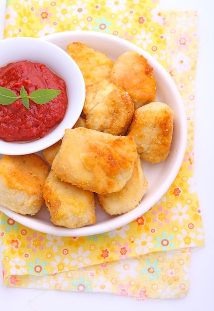 Nuggets De Pollo Con Salsa De Tomate En Un Plato