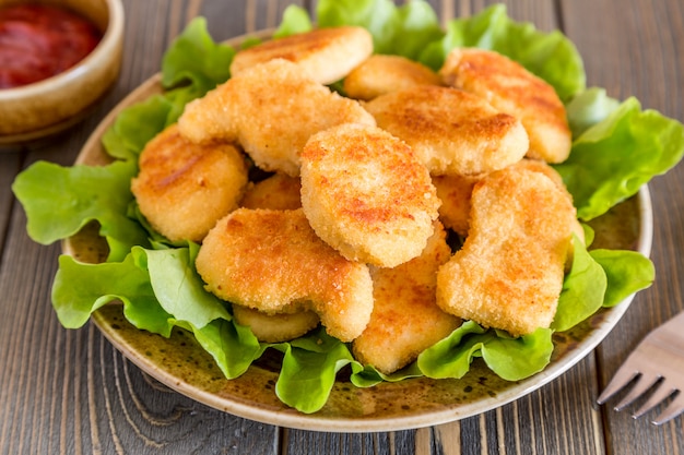 Nuggets de pollo con salsa de tomate