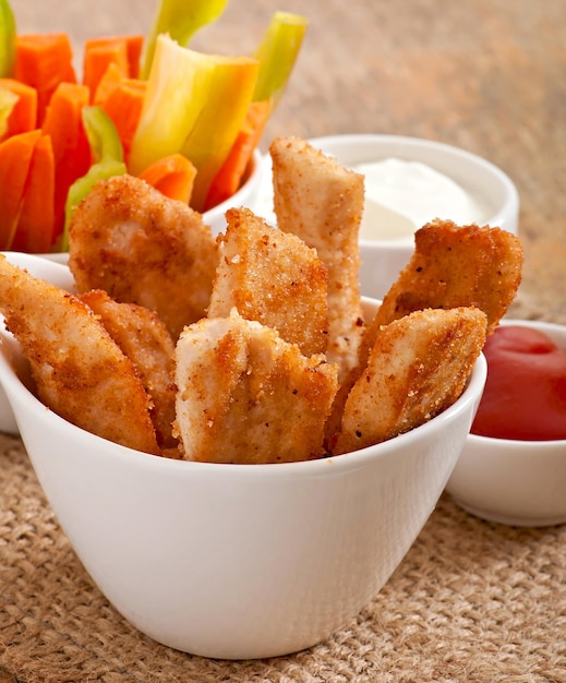 Nuggets de pollo con salsa y verduras