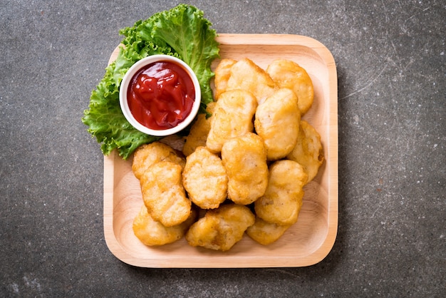 Nuggets de pollo con salsa