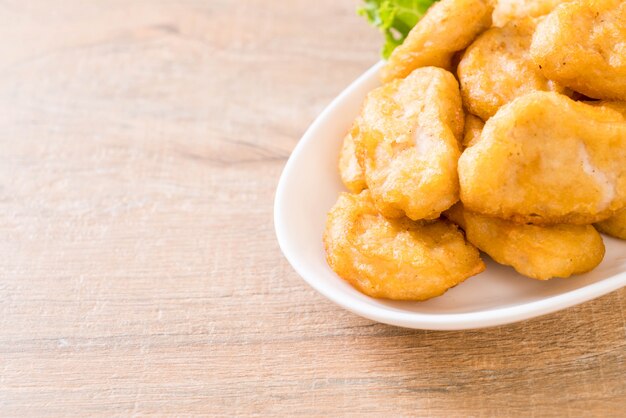 Nuggets de pollo con salsa