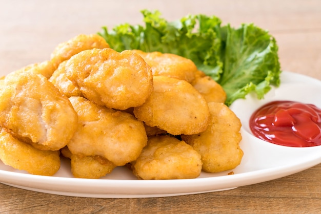 Nuggets de pollo con salsa