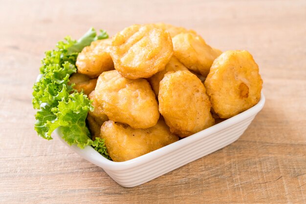 Nuggets de pollo con salsa