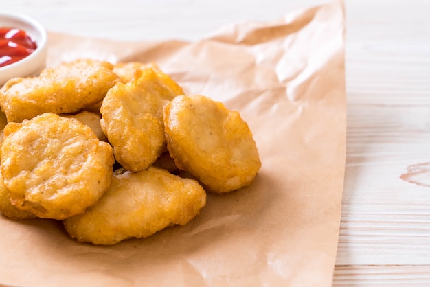 Nuggets de pollo con salsa