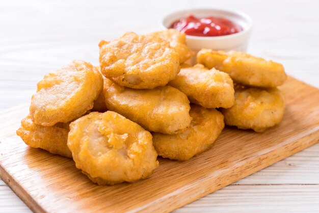 Nuggets de pollo con salsa