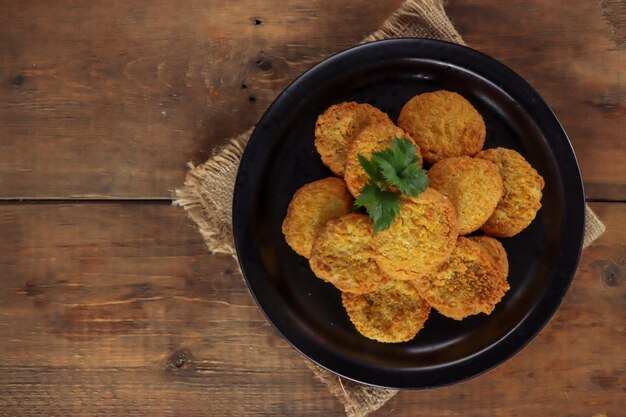 nuggets de pollo con salsas sobre mesa de madera