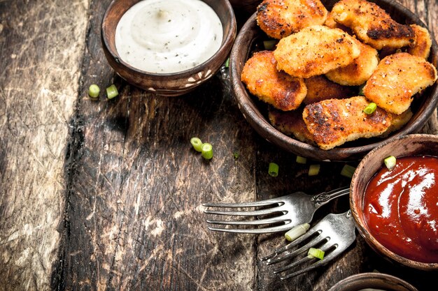 Nuggets de pollo con salsas variadas.