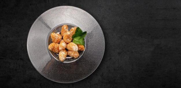 Nuggets de queso con menta y azúcar en polvo en un plato