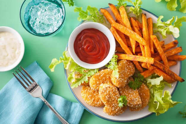 Nuggets de soja veganos y batatas fritas comida saludable