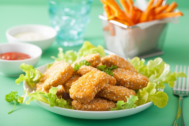 Nuggets de soja veganos y batatas fritas