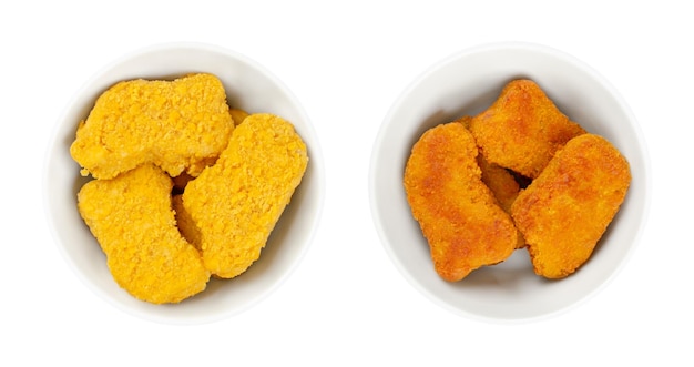 Nuggets veganos en cuencos blancos